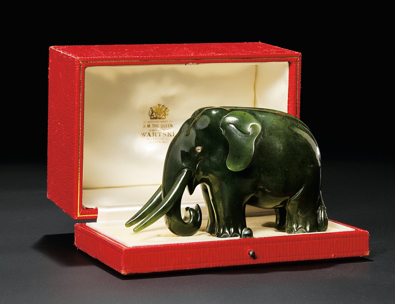 En juvelförsedd nefritmodell av en elefant, med diamantinsatta ögon, ca 1900 av Carl Fabergé
