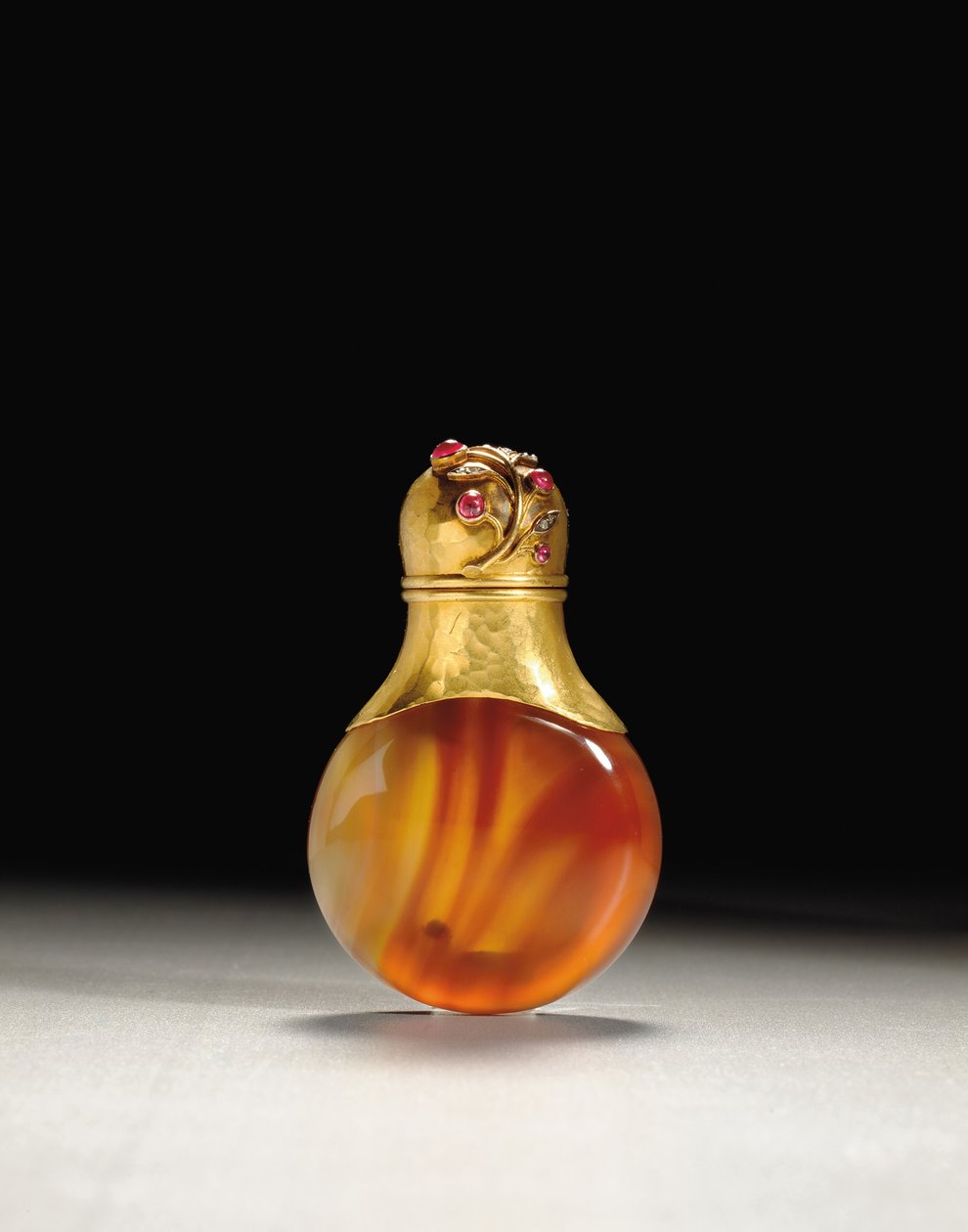 Doftflaska, arbetsmästarmärke av Erik Kollin, S:t Petersburg, c.1890 av Carl Fabergé