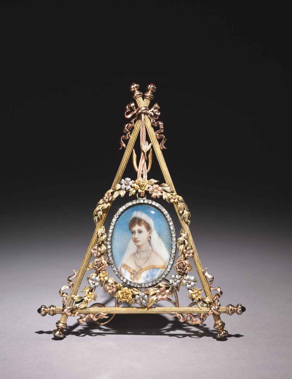 Triangulär ram med porträtt av tsarina Alexandra Feodorovna, 1896-1908 av Carl Fabergé