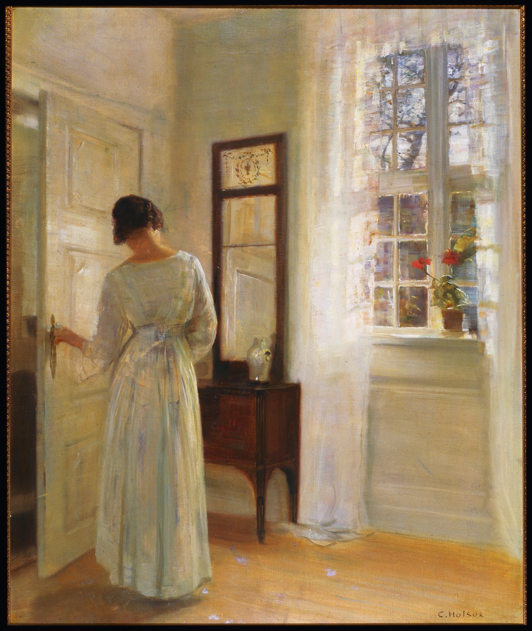 En dam som tittar i en spegel vid en öppen dörr (olja på duk) av Carl Holsoe