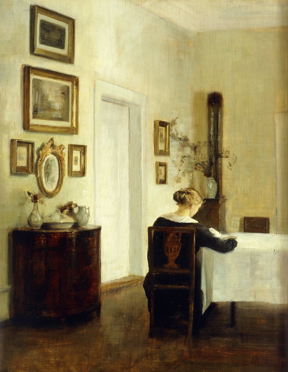 En kvinna vid ett bord i en interiör av Carl Holsoe