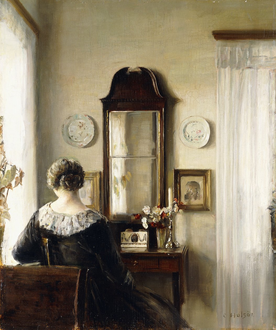 Interiör med en sittande kvinna vid ett fönster av Carl Holsoe