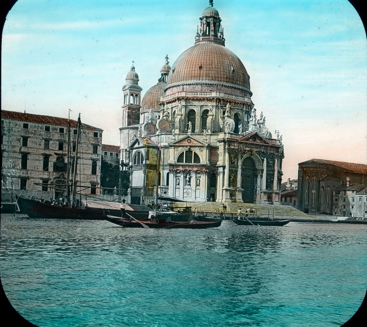 Italien, Venedig, vy mot Basilica Santa Maria della Salute, även känd som Basilica of St. Mary of Health, Dorsoduro-området, bilddatum: cirka 1910. Carl Simon-arkivet av Carl Simon
