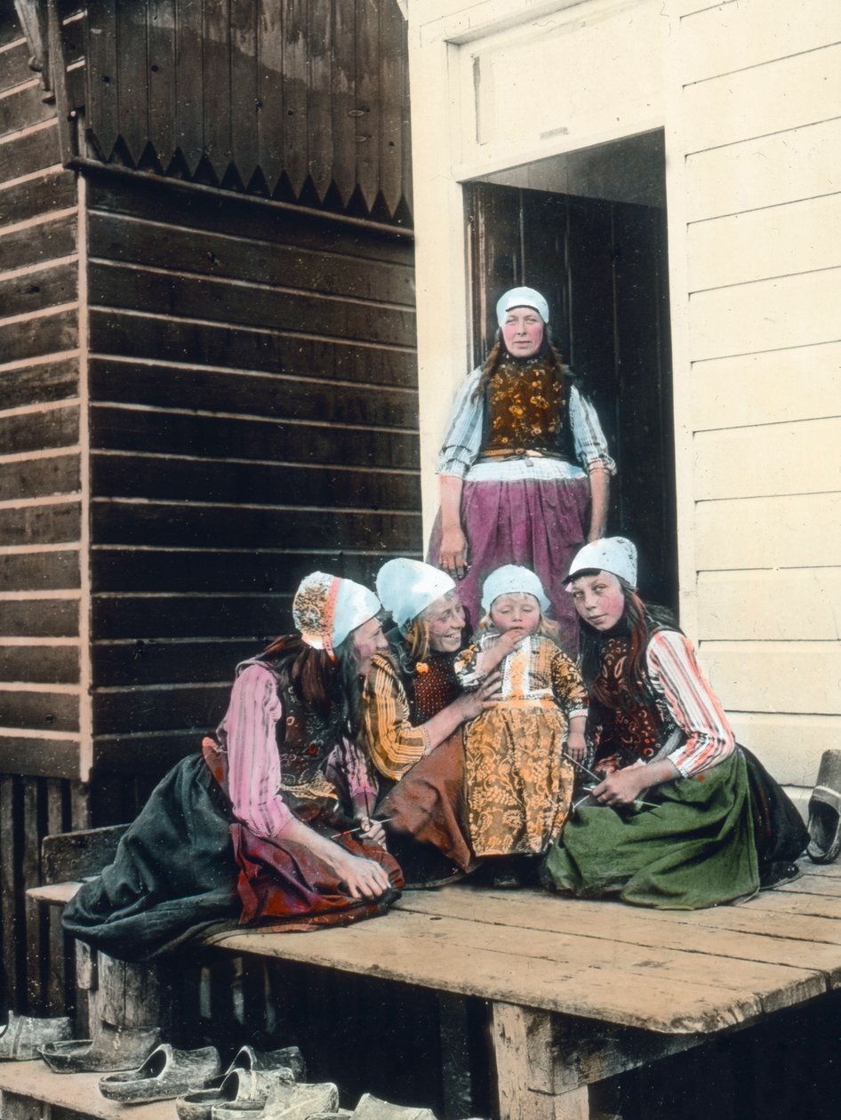 Nederländerna, porträtt av en holländsk familj. Stolt mor med sina fyra döttrar. Bilddatum: cirka 1920. Carl Simon-arkivet av Carl Simon