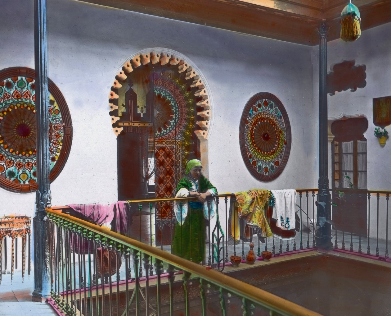 Norra Marocko, marockansk kvinna i galleri, bilddatum: cirka 1910, Carl Simon Archive av Carl Simon