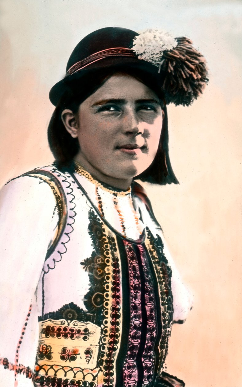 Rumänien, porträtt av en flicka i traditionell dräkt, bilddatum: ca 1920. Carl Simon-arkivet av Carl Simon