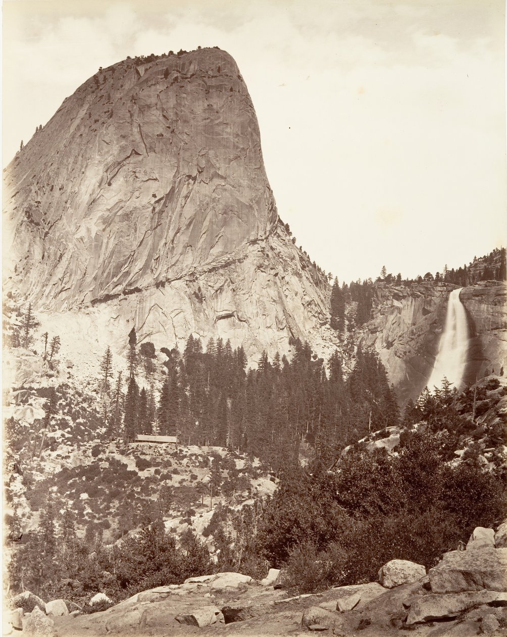 Cap of Liberty och Nevada Fall, Yosemite, ca. 1872, tryckt ca. 1876. av Carleton E. Watkins.