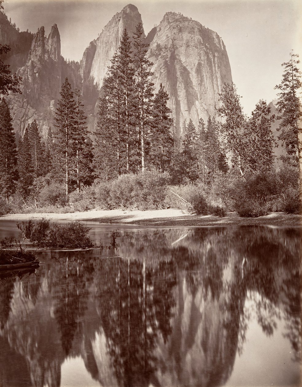 Spegelvy av Cathedral Rocks, Yosemite, ca. 1872, tryckt ca. 1876. av Carleton E. Watkins.