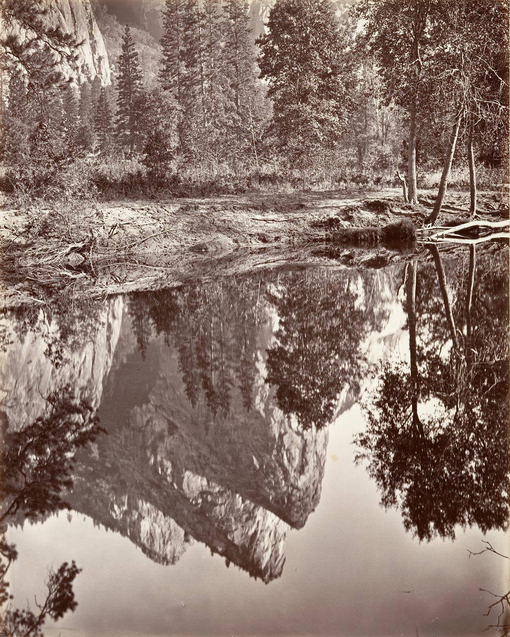 Spegelvy av de tre bröderna, Yosemite, ca. 1872, tryckt ca. 1876. av Carleton E. Watkins.