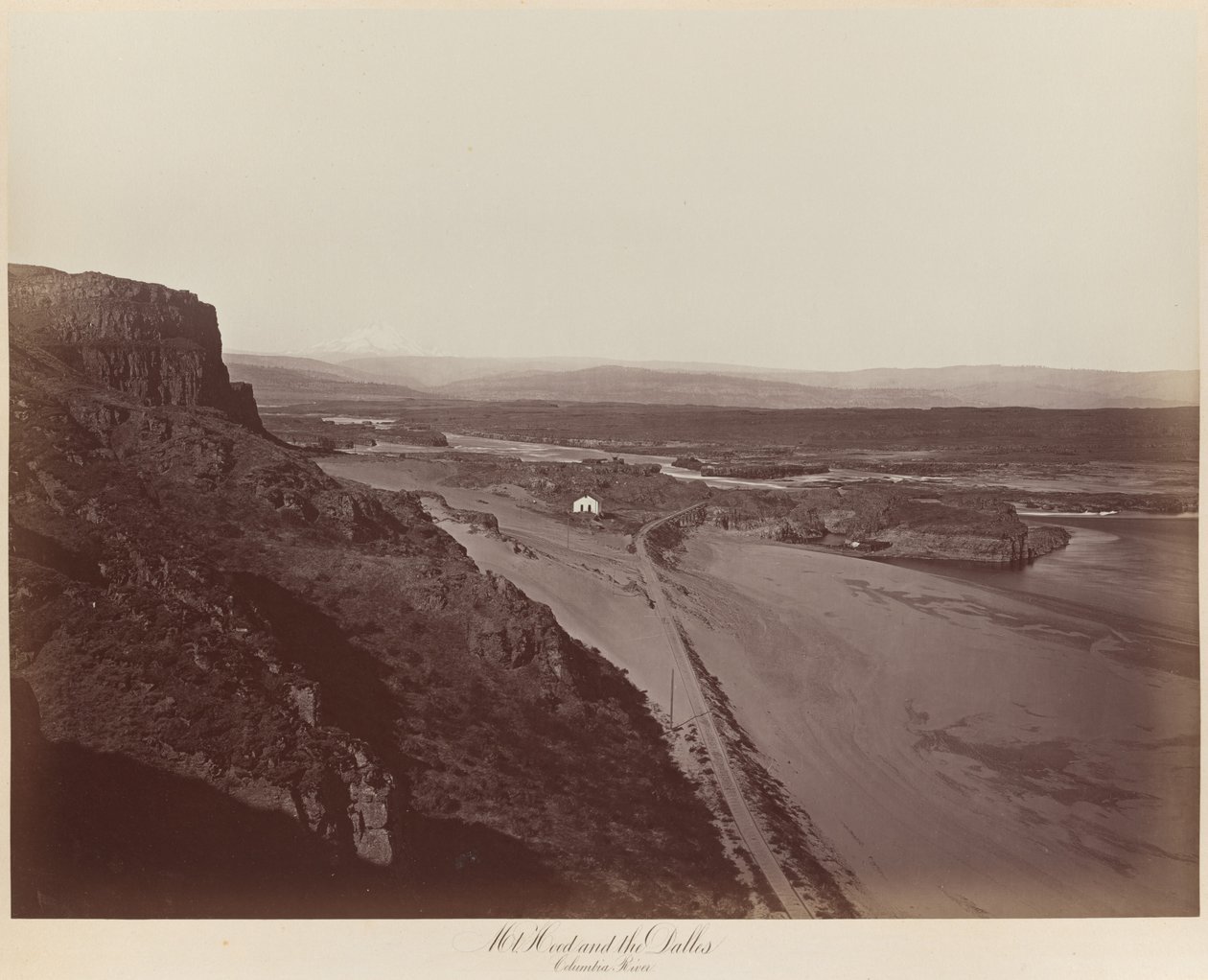 Mt Hood och Dalles, Columbia River av Carleton E. Watkins