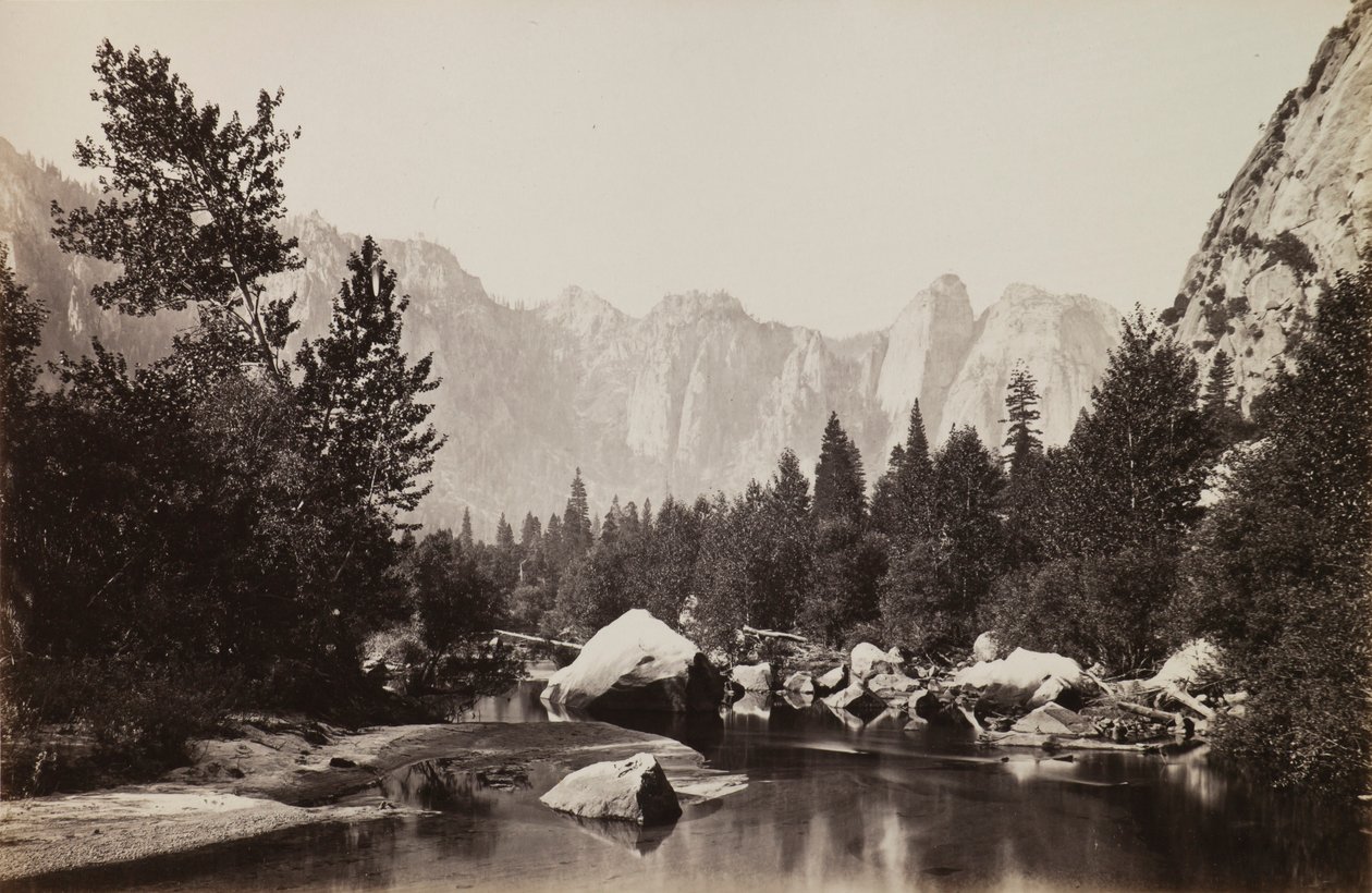 På Merced, avlägsen utsikt över Cathedral Rocks av Carleton E. Watkins