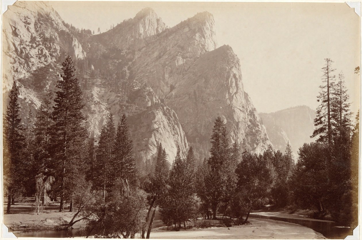 De tre bröderna, 4 480 fot, Yosemite Valley av Carleton E. Watkins