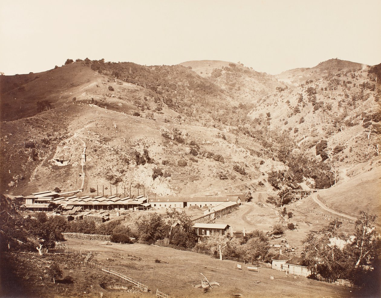 The Works and the Mine, New Almaden, Santa Clara, Kalifornien av Carleton E. Watkins