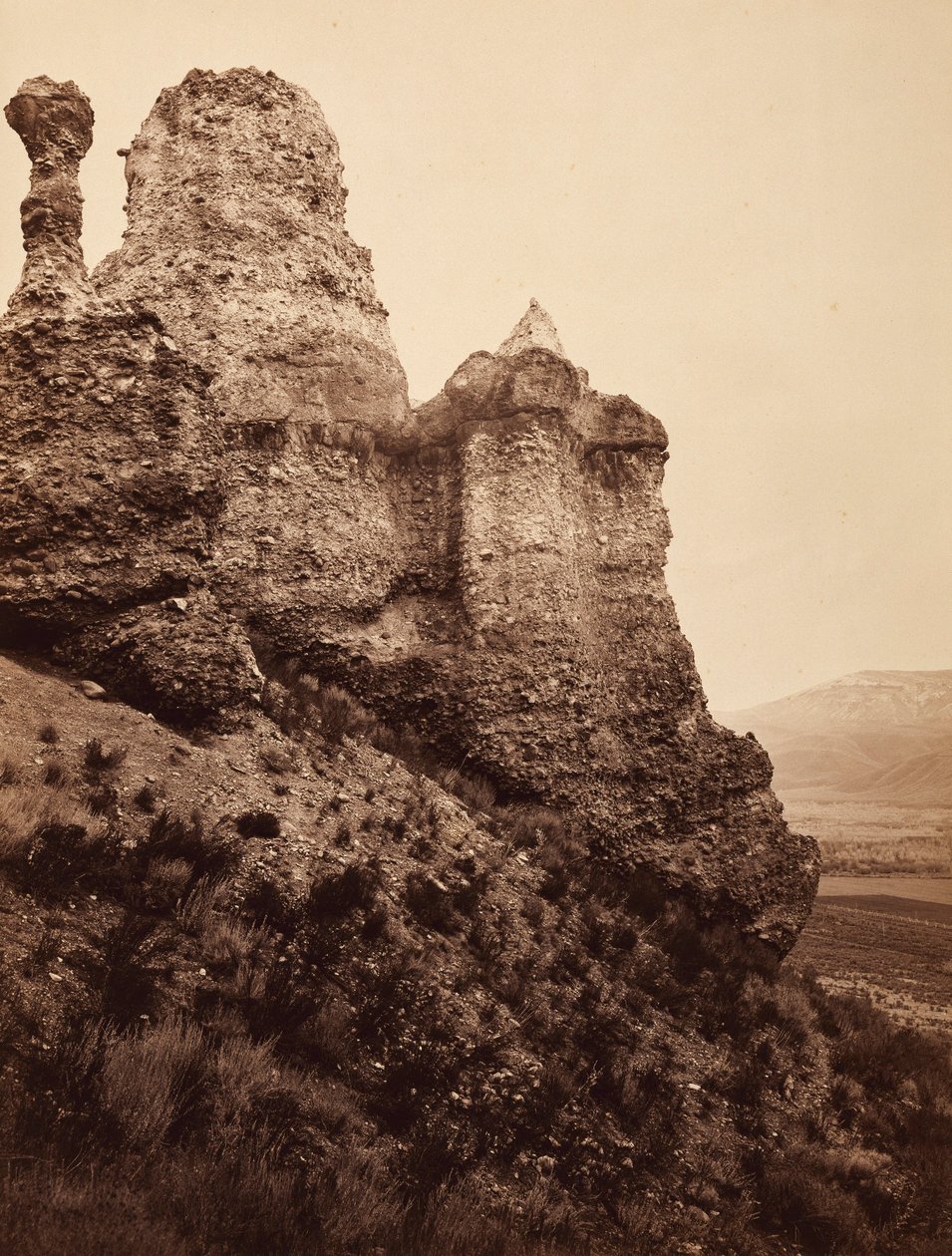 Witches Rock, nära Echo City, Utah av Carleton E. Watkins