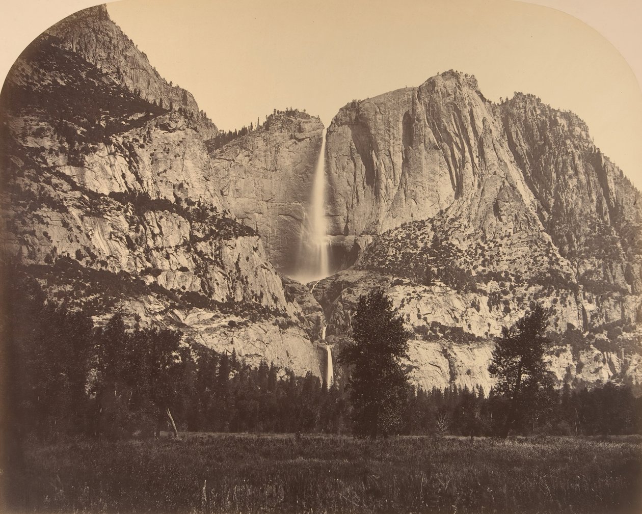 2637 Ft. Yosemite Fall, framifrån, 1861. av Carleton Emmons Watkins