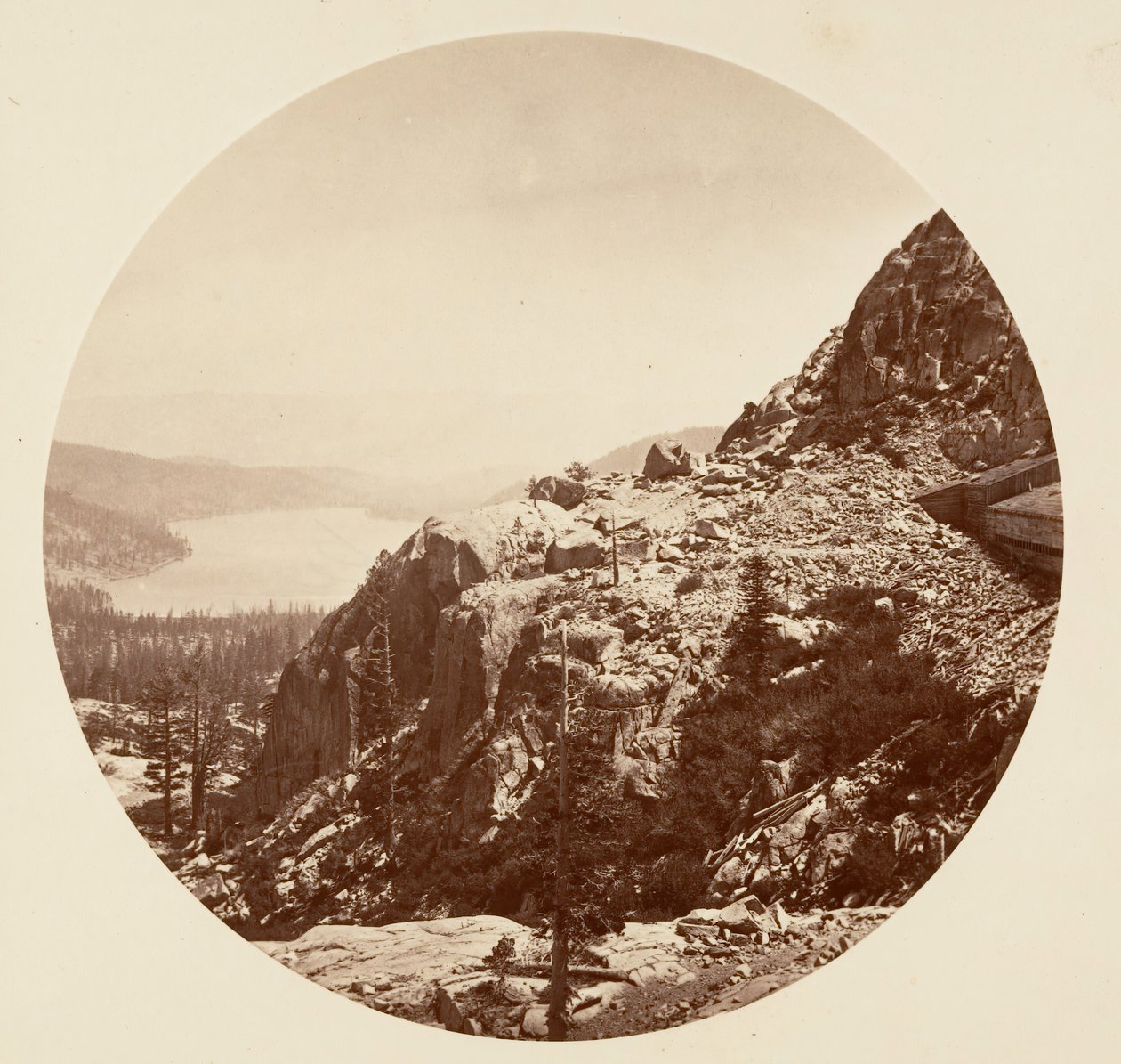 Donnersjön. C.P.R.R, ca. 1878. av Carleton Emmons Watkins