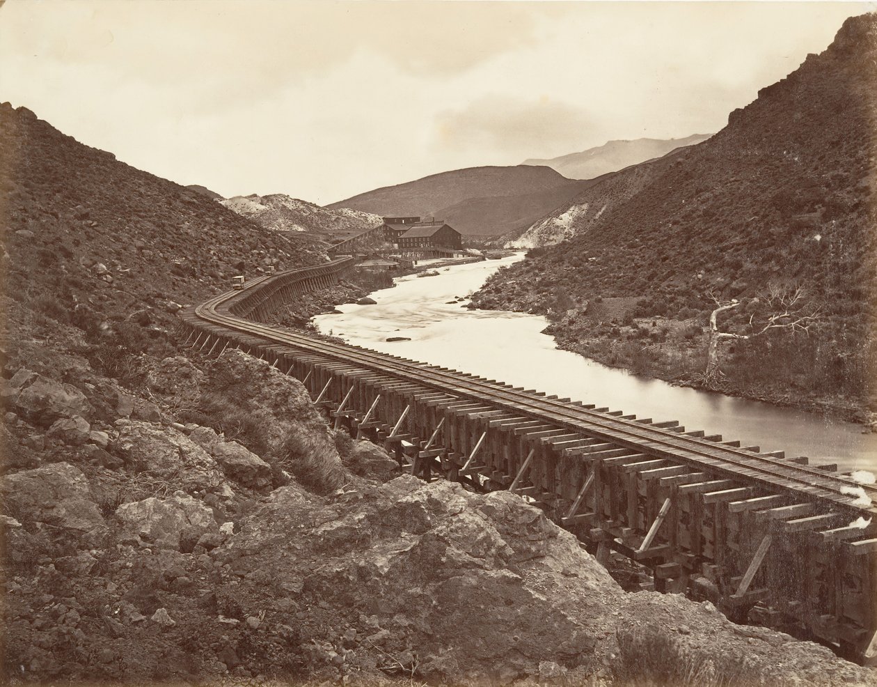 Eureka Quartz Mill and Flume, Nevada, 1875, tryckt ca. 1876. av Carleton Emmons Watkins