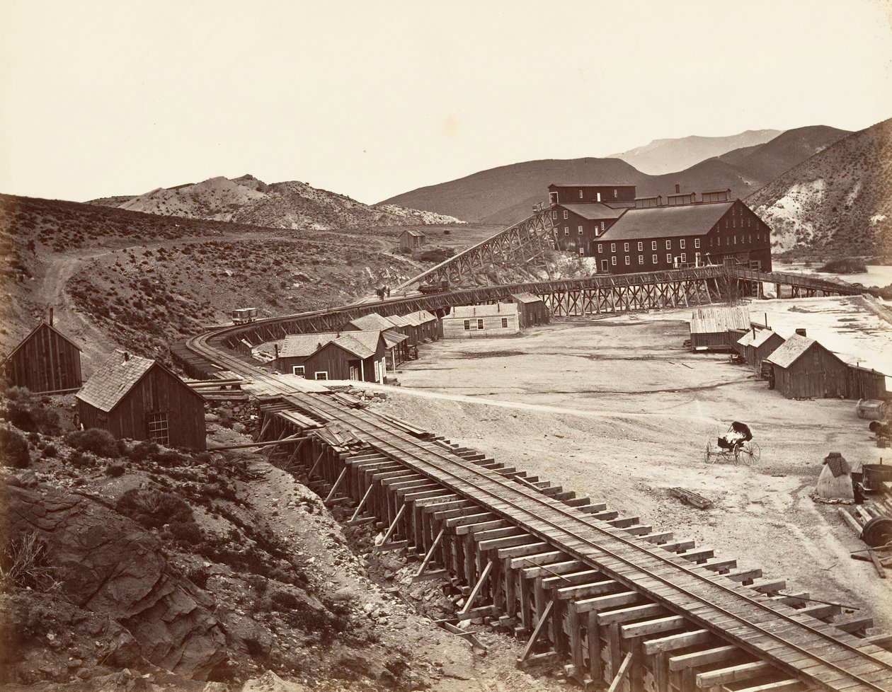 Eureka Quartz Mill and Flume, Nevada, 1875, tryckt ca. 1876. av Carleton Emmons Watkins