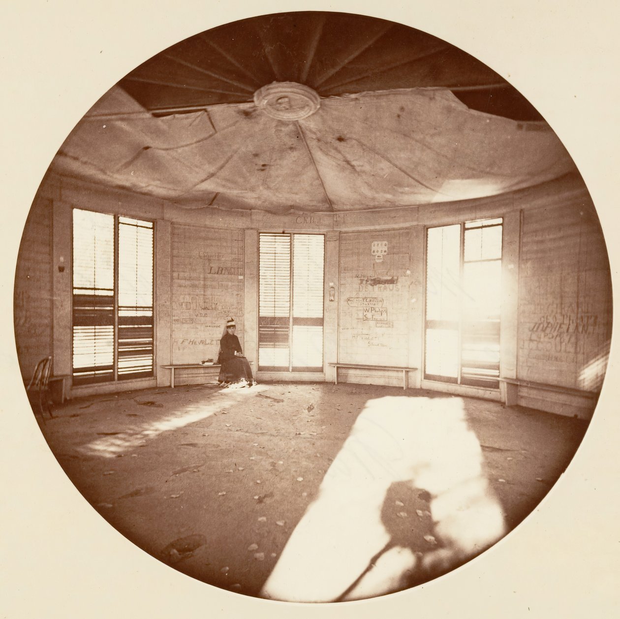 Interiör av paviljongen byggd på trädstubben, C. Grove, ca. 1878. av Carleton Emmons Watkins