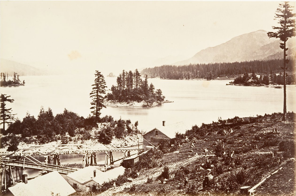 Islands in the Upper Cascades, Oregon, 1867, tryckt ca. 1876. av Carleton Emmons Watkins