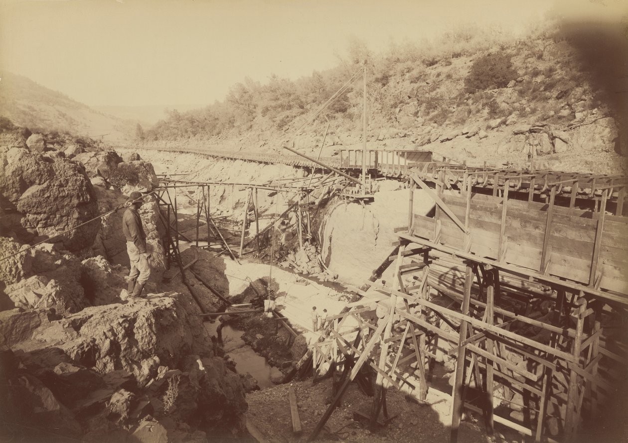 Insättning i hiss, Golden Feather, Oroville,1891 (foto) av Carleton Emmons Watkins