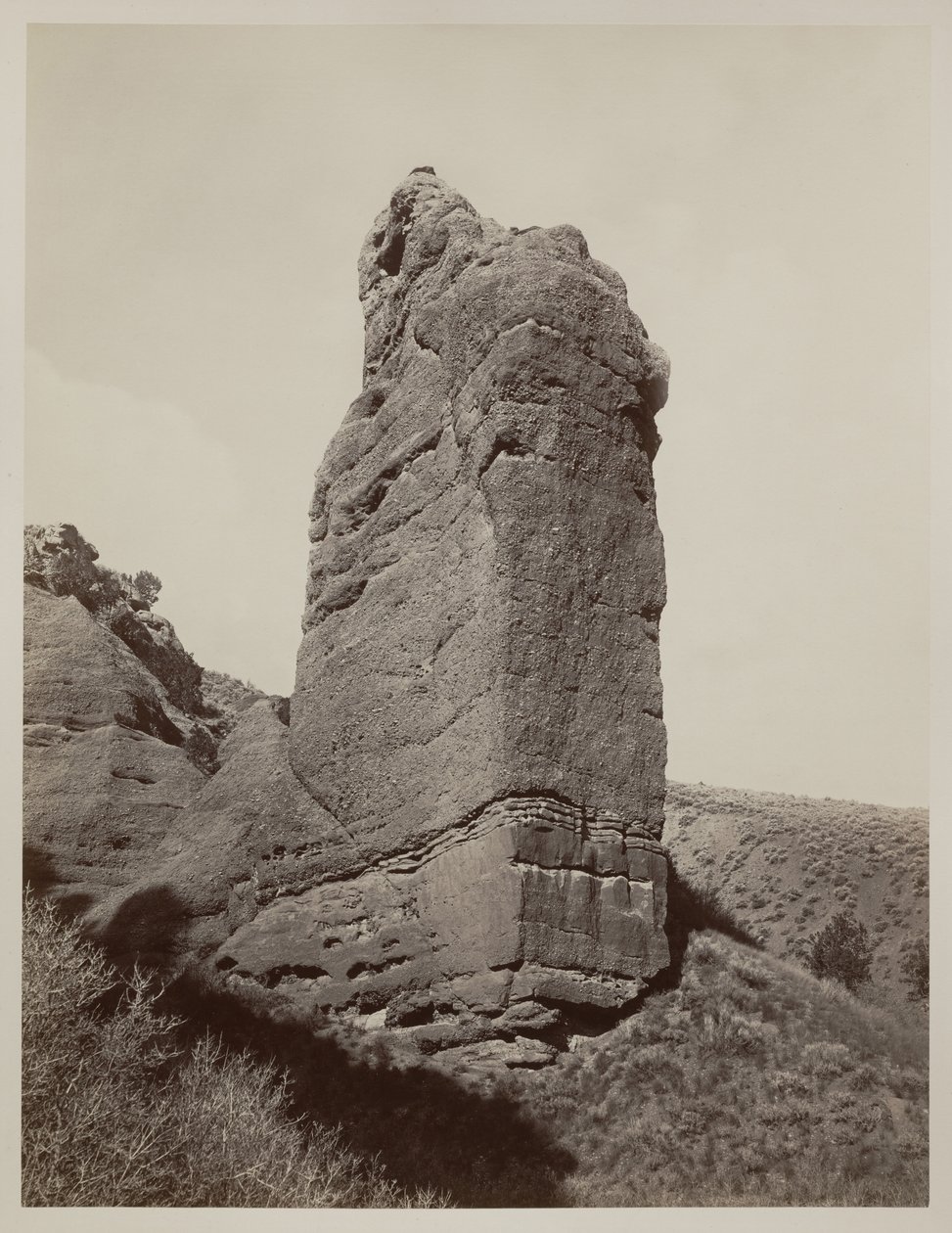 Sentinel Rock, Echo Canyon, Utah, 1873-74 av Carleton E. Watkins