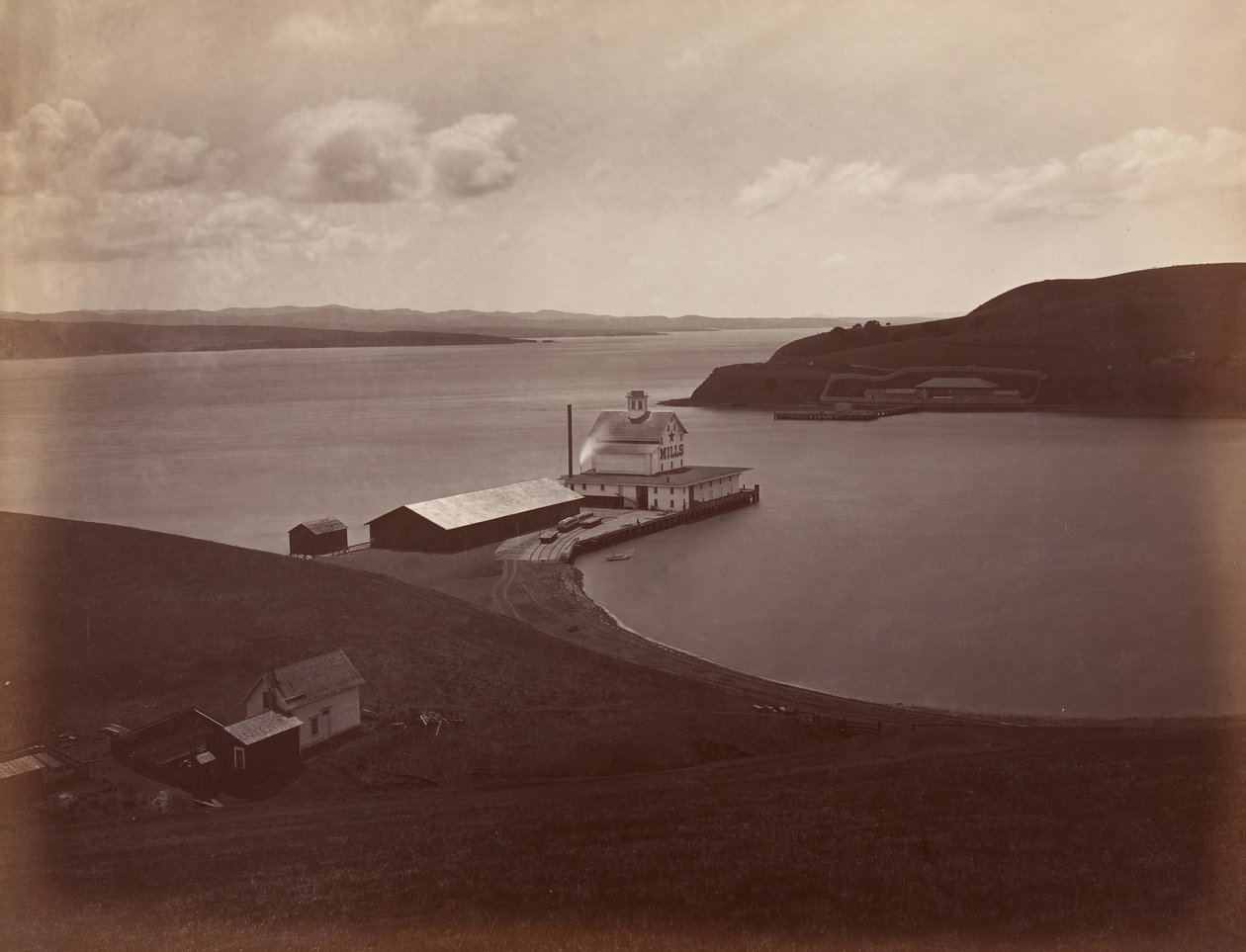 Carquennessundet, från södra Vallejo, 1868-69. av Carleton Emmons Watkins