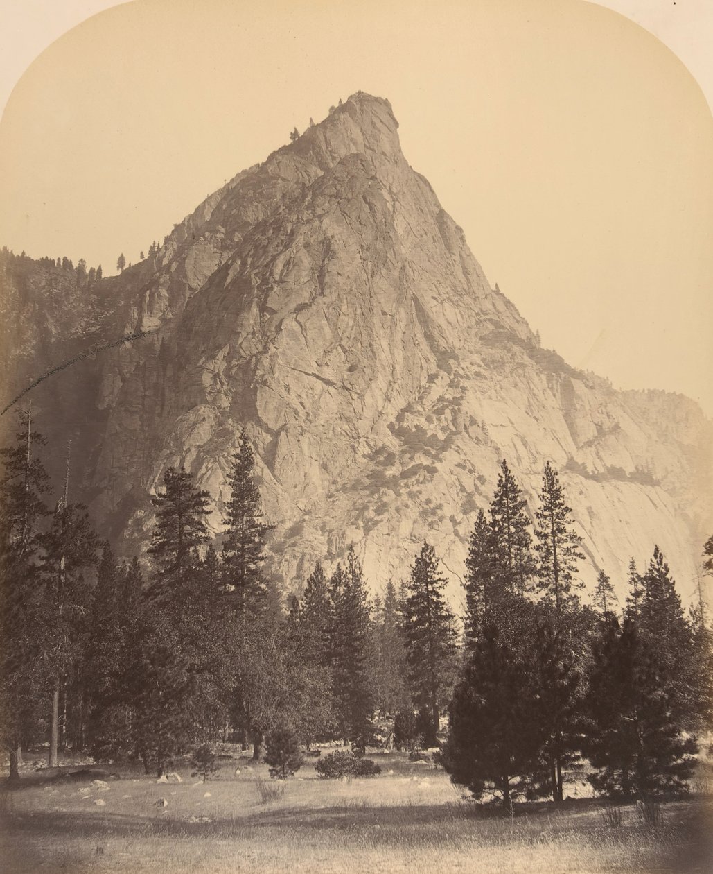 Tre bröder, framifrån, 4480 fot, 1861. av Carleton Emmons Watkins
