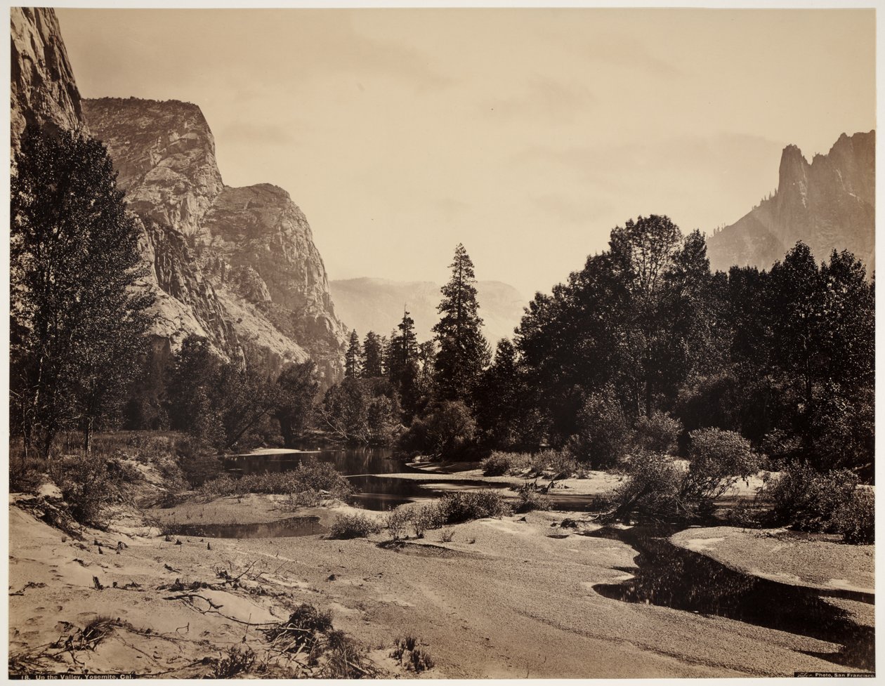 Uppför Yosemite Valley från foten av El Capitan av Carleton Emmons Watkins