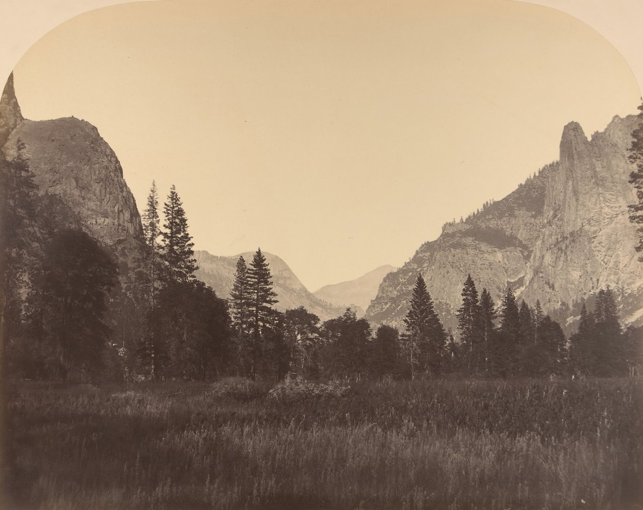 Upp i dalen, North Dome i centrum, Sentinel till vänster, 1861. av Carleton Emmons Watkins