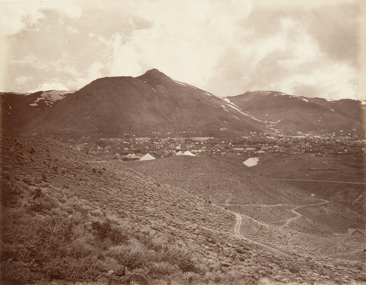 Virginia City, 1875, tryckt ca. 1876. av Carleton Emmons Watkins