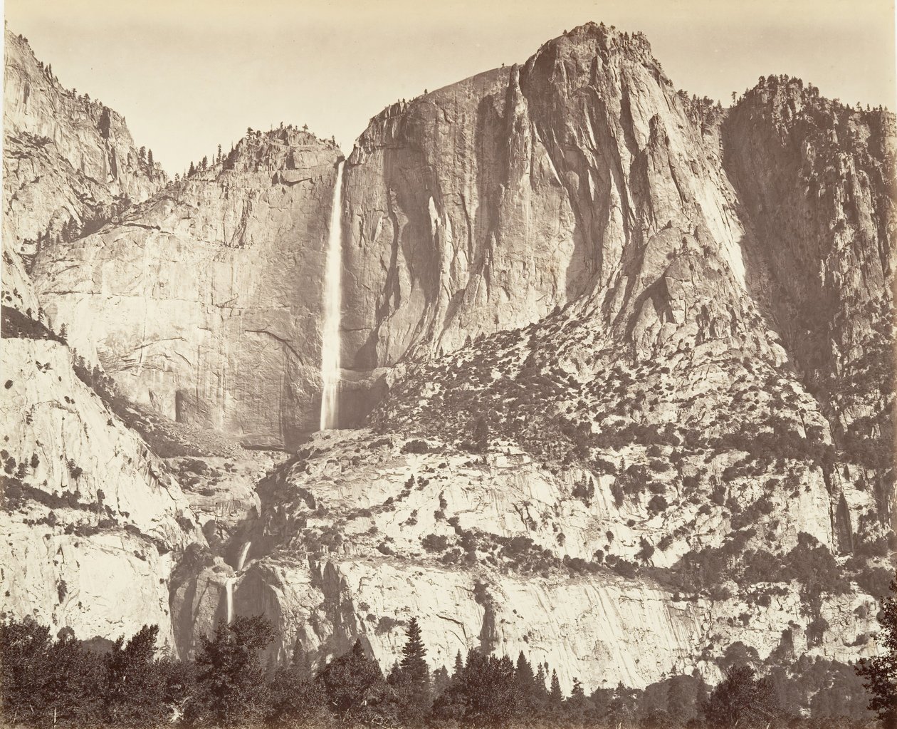 Yosemite Falls, 2 634 fot, ca. 1872, tryckt ca. 1876. av Carleton Emmons Watkins