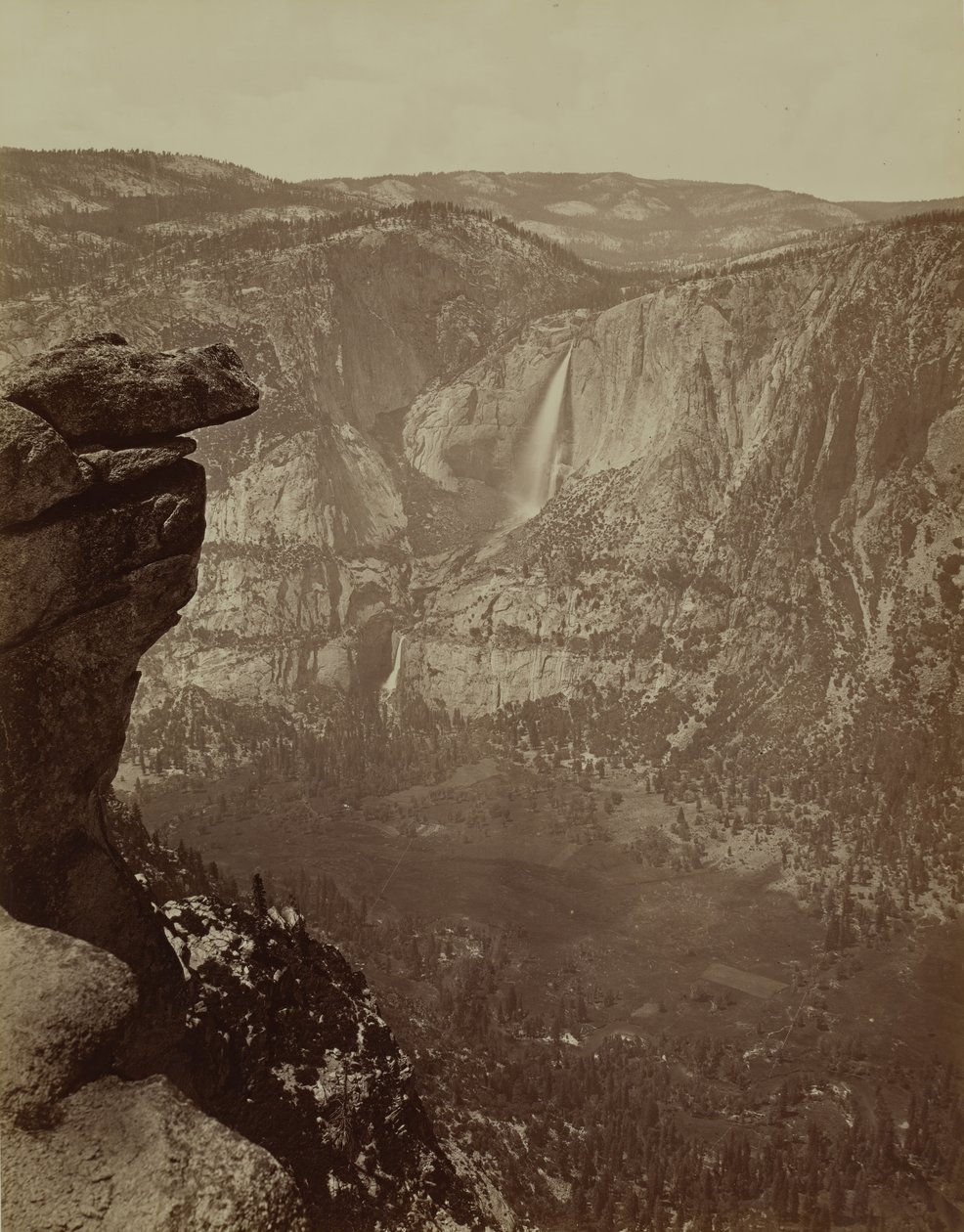 Yosemite Falls från Glacier Point, 1865-66, tryckt ca. 1875. av Carleton Emmons Watkins