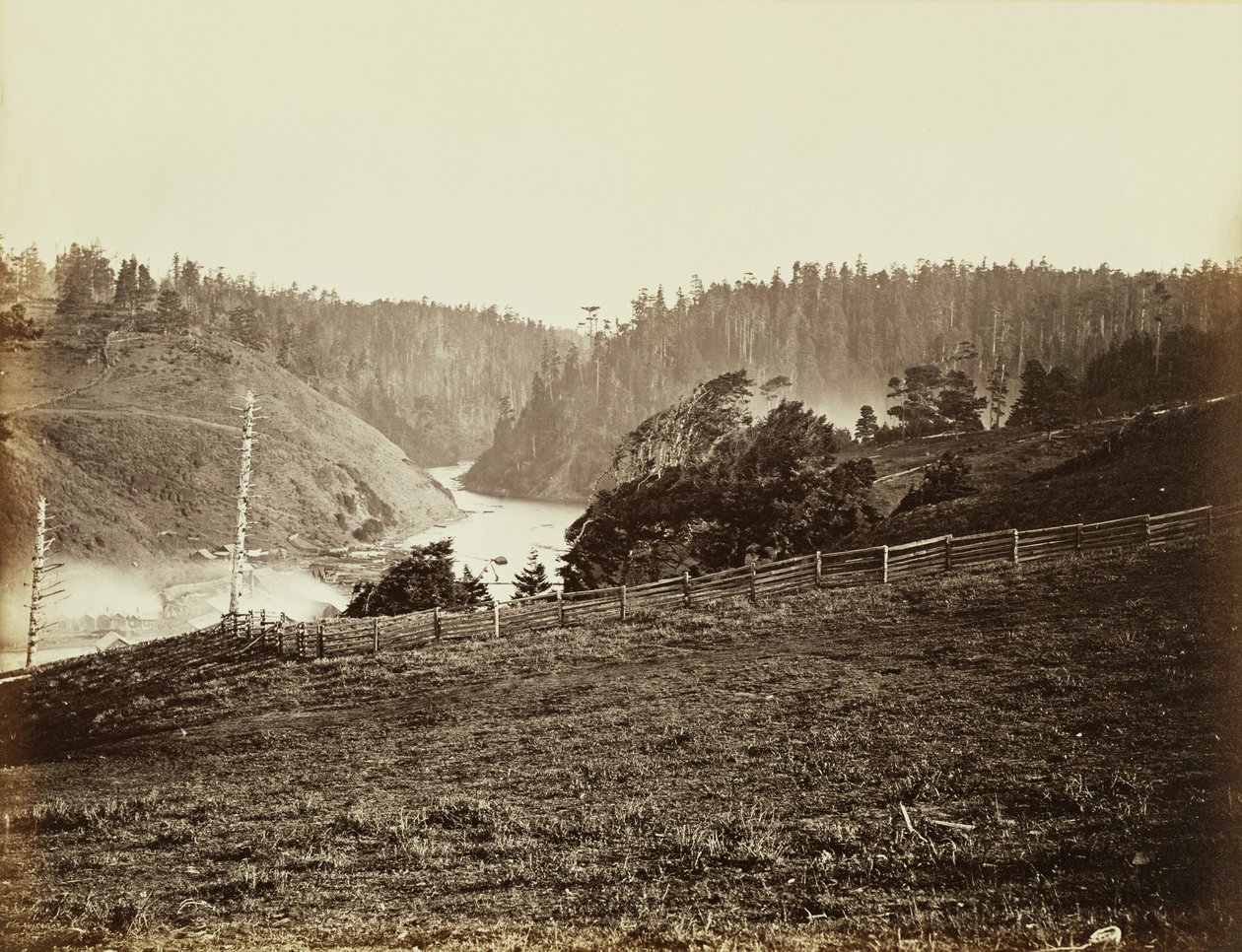 Albion River, Mendocino County, Kalifornien av Carleton Watkins