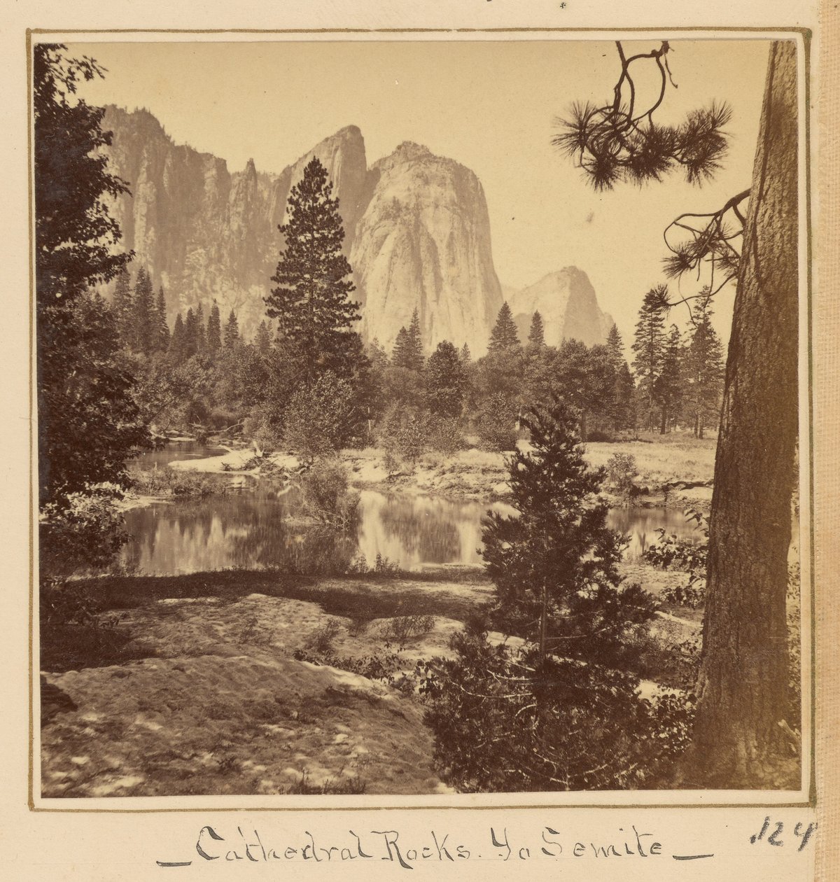 Katedral-klipporna, 2600 fot av Carleton Watkins