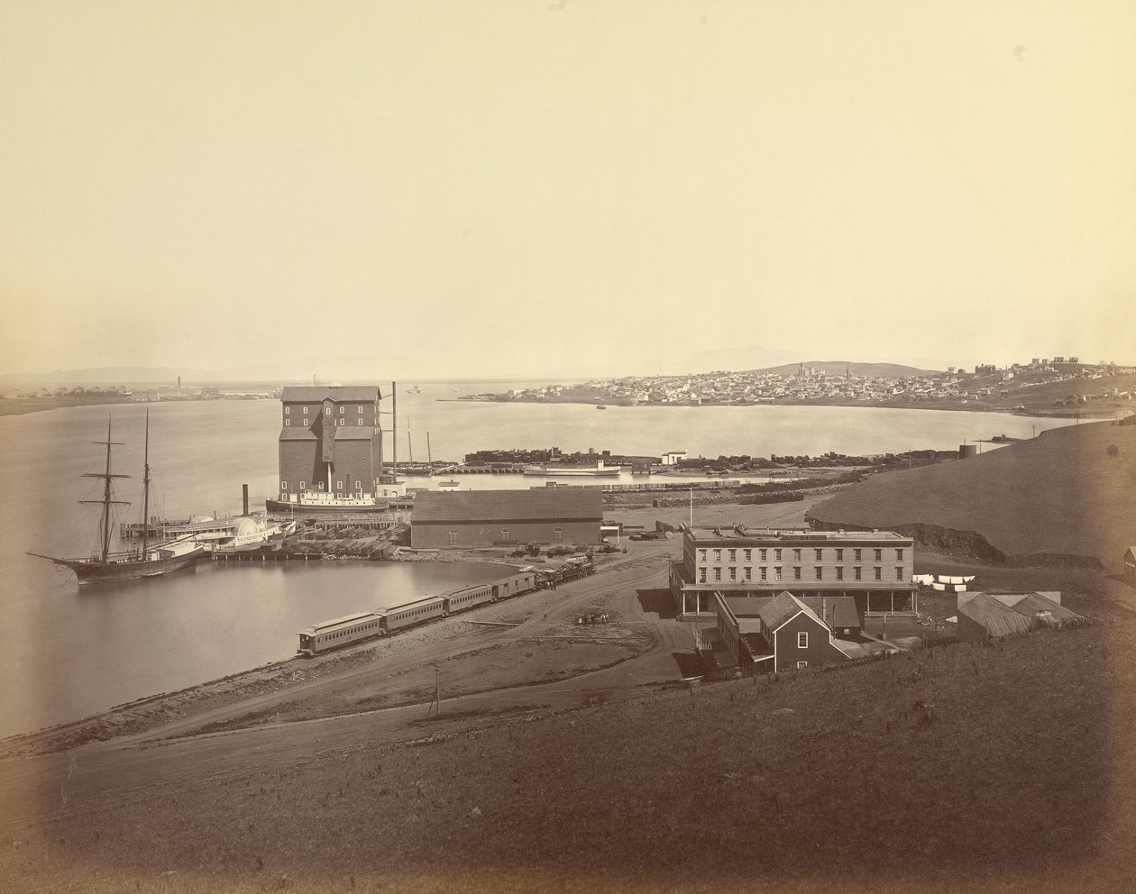 [Staden Vallejo sedd från södra Vallejo] av Carleton Watkins