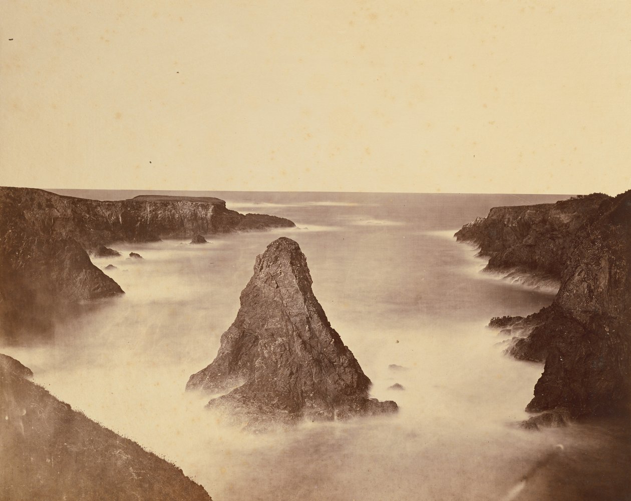 [Kustvy nr 1] / [Kustvy, Mendocino] av Carleton Watkins