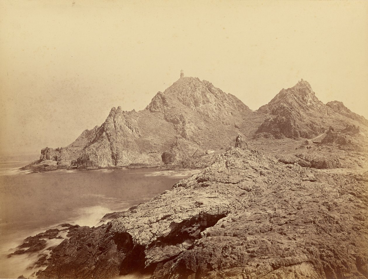 [Fyr, Farallonöarna] / [Vid Farallones] av Carleton Watkins