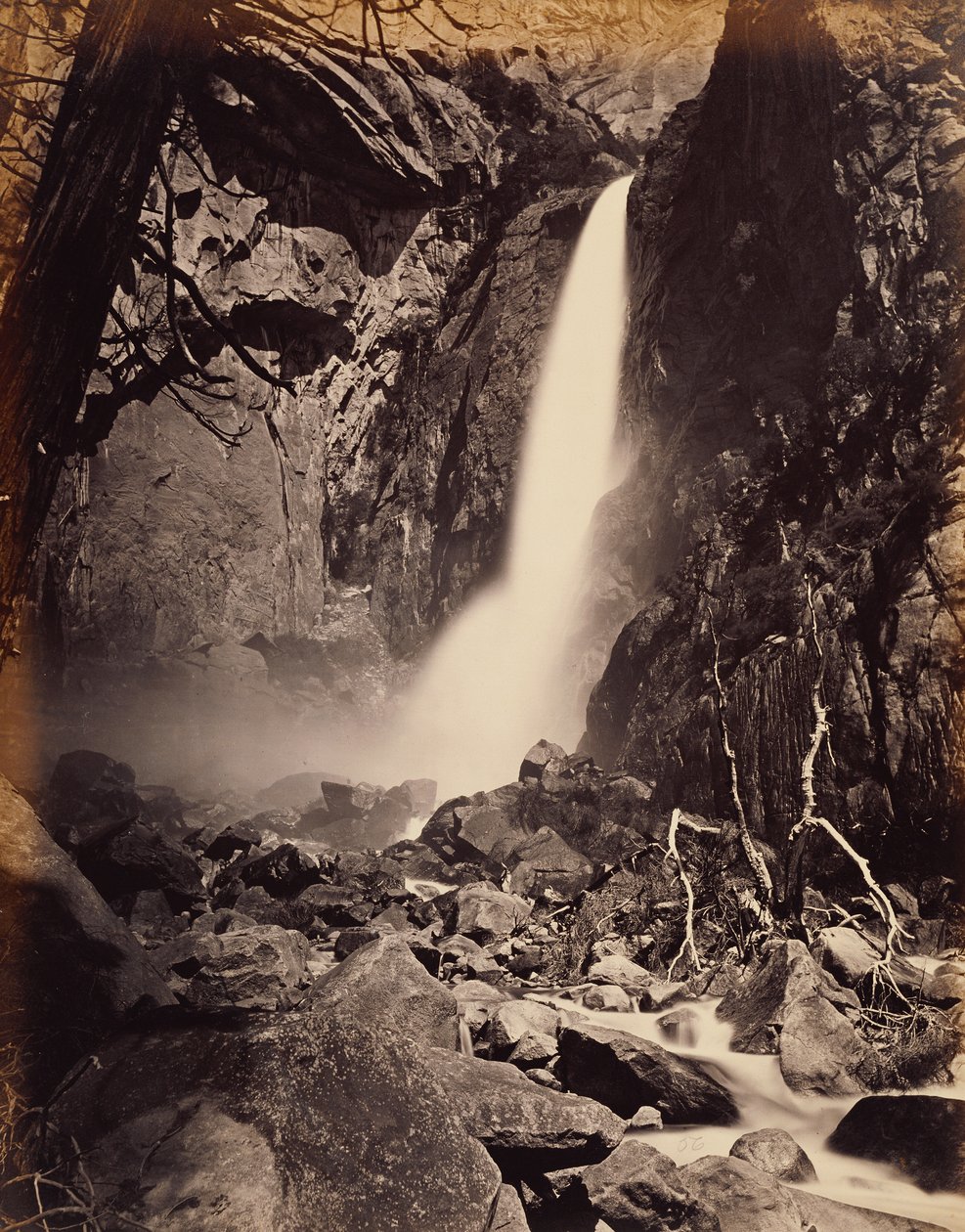 [Nedre Yosemitefallet, 418 fot] av Carleton Watkins