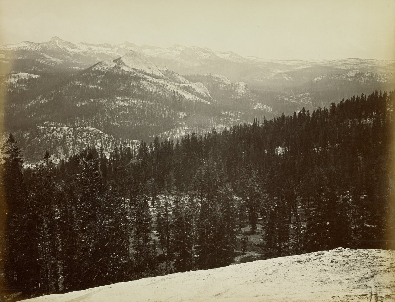 [Merced-gruppen från Sentinel Dome] av Carleton Watkins