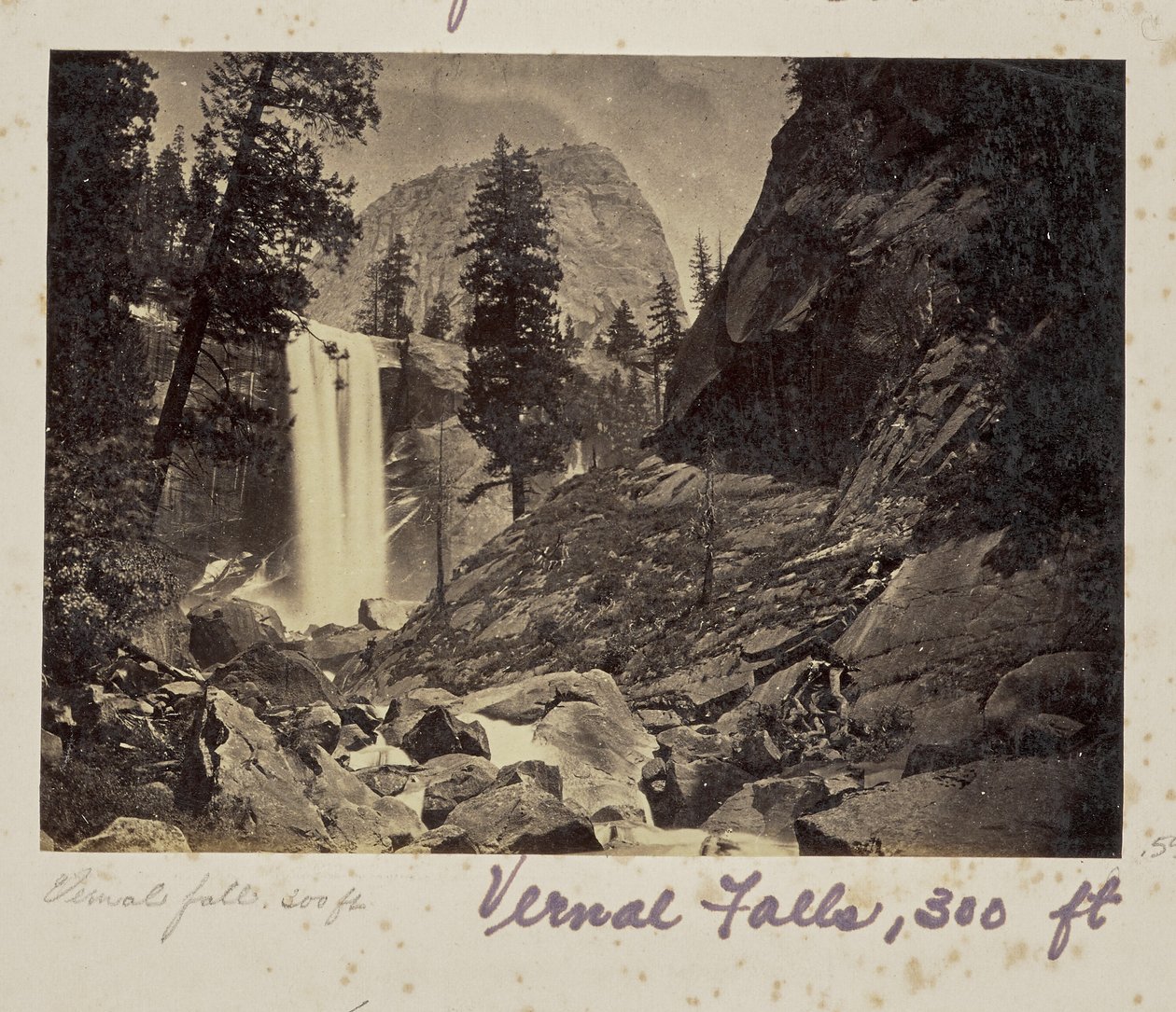 Piwyac - Vernal Falls - 300 fot, Yosemite Valley, Mariposa County, Kalifornien (nr 21) av Carleton Watkins