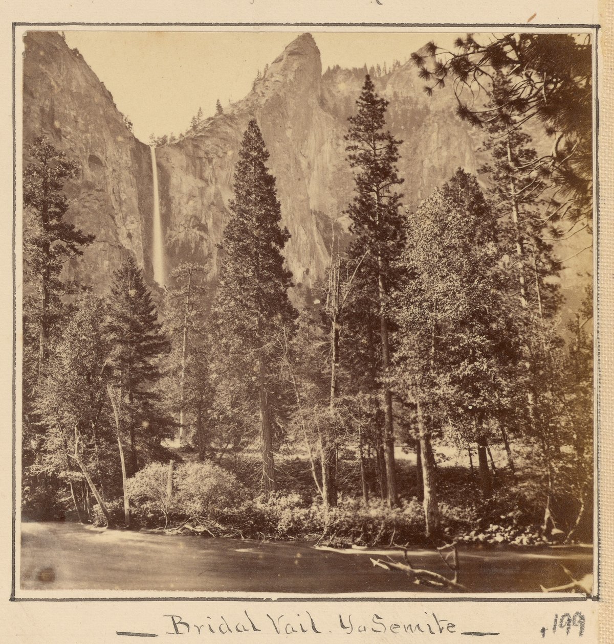Pohono, eller Brudslöjan, 900 fot av Carleton Watkins