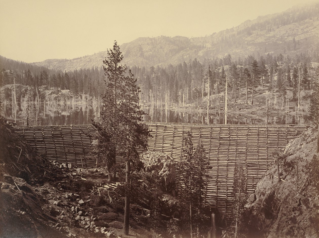 Rudyardreservoaren. Central damm 114 fot hög; träkonstruktion och stenfyllning av Carleton Watkins
