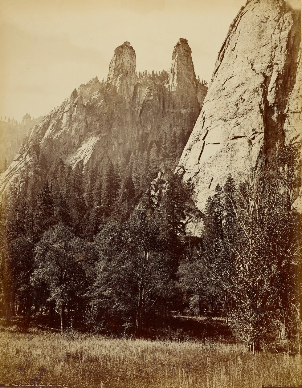 Katedralspirorna, Yosemite, Kalifornien av Carleton Watkins