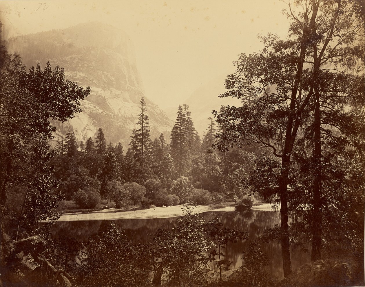 ["Sjön" - Yosemitedalen] / [Sjöstrand] / [Ah-Wi-Yah-sjön, Yosemite] / [Mirror Lake och Mount Watkins, Yosemite] av Carleton Watkins