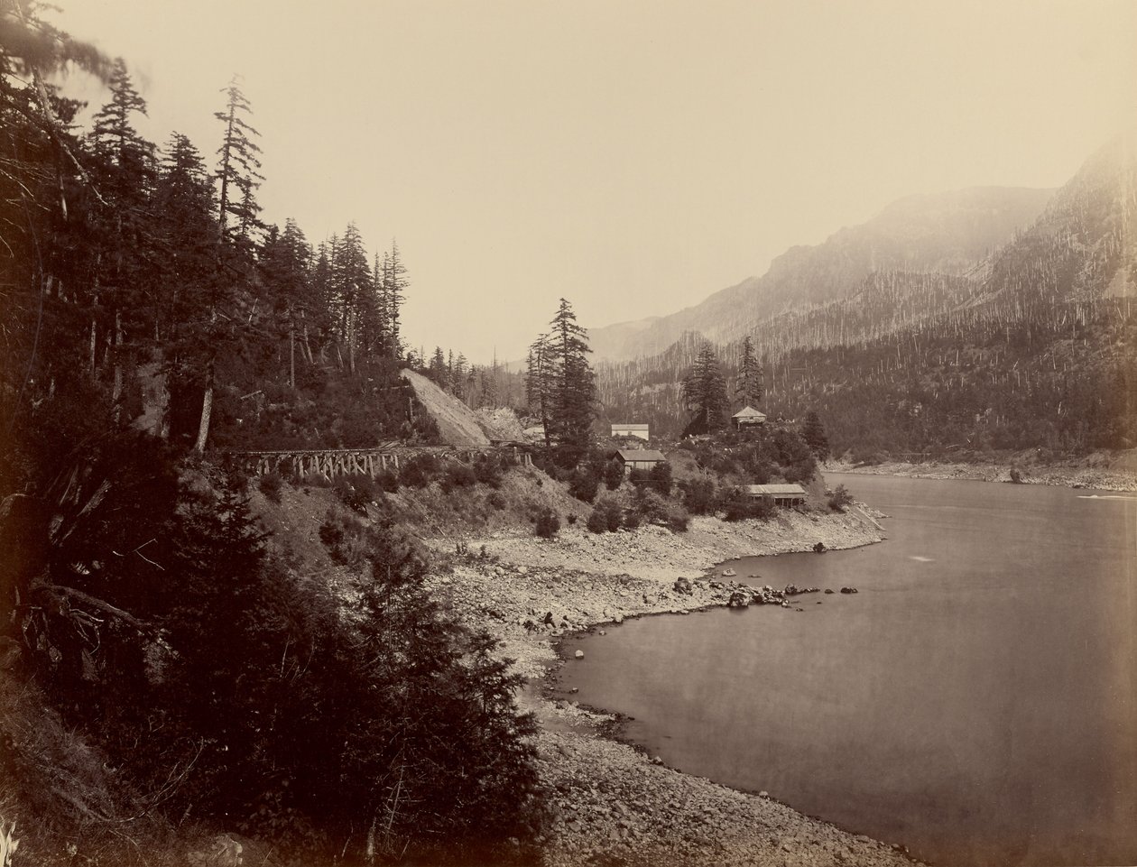 [The Middle Block House, Columbia River] av Carleton Watkins