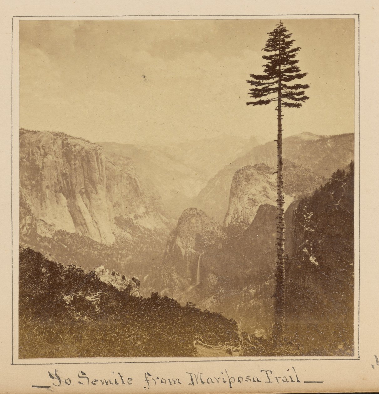 Yosemitedalen från ”Best General View”, Mariposa Trail av Carleton Watkins