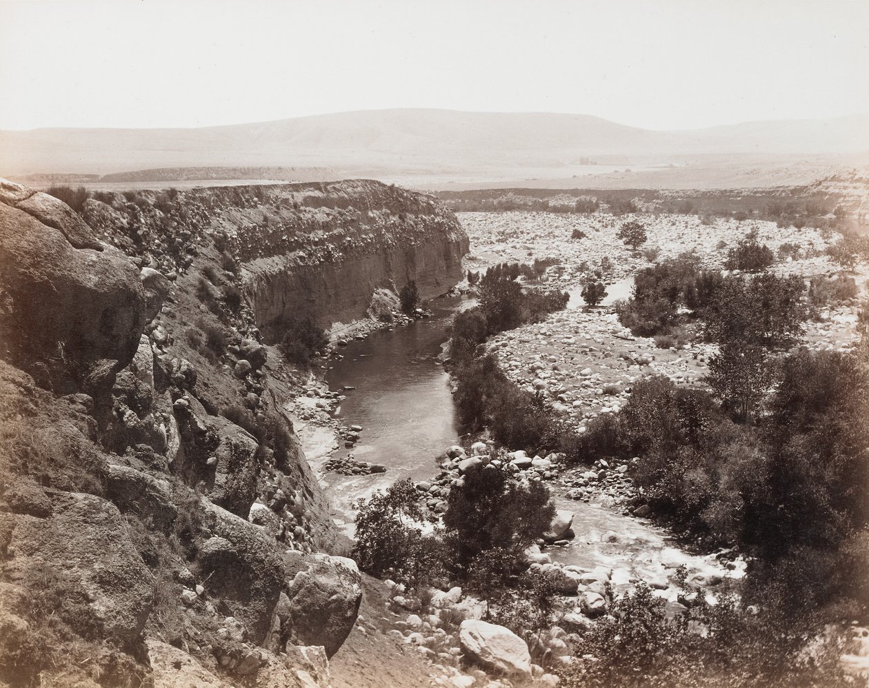 Utan titel [landskap med bäck] av Carleton Watkins