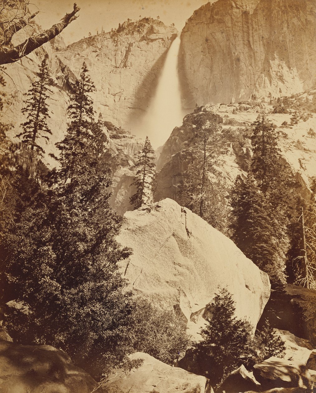 Övre Yosemitefallet, 1600 fot av Carleton Watkins