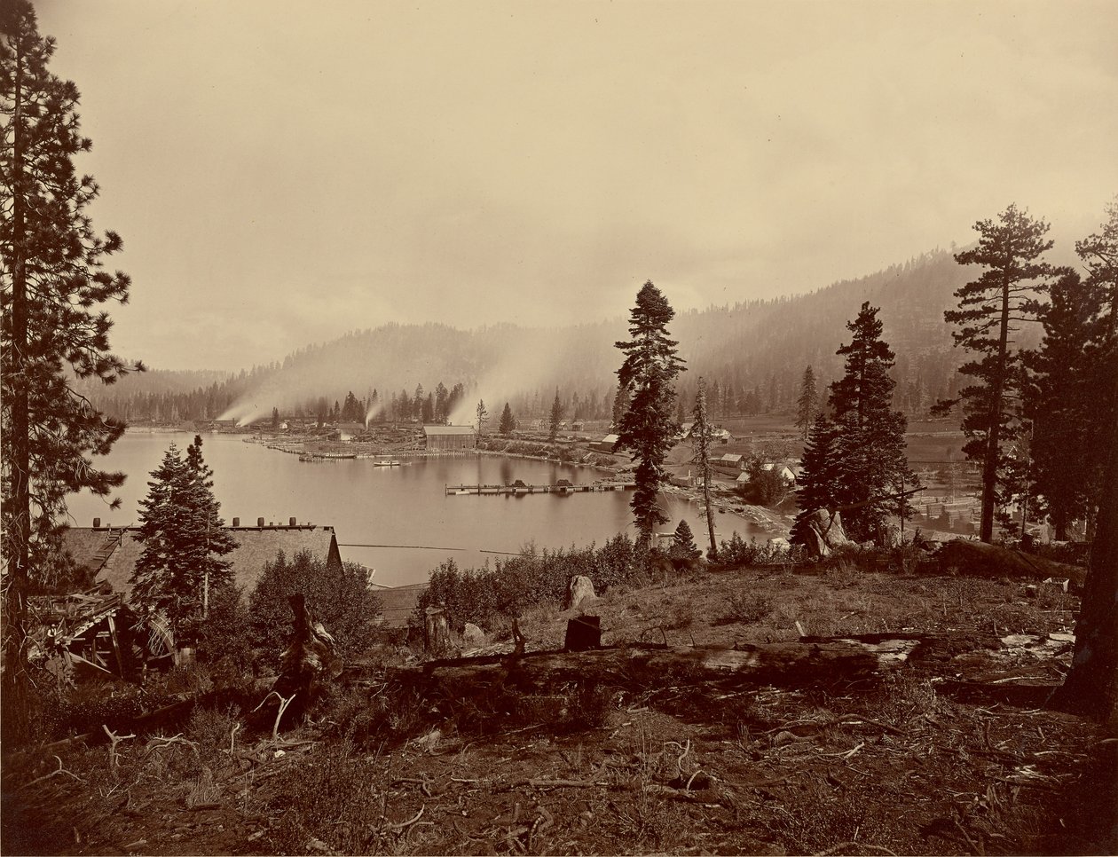 Vy över Gleenbrook Bay, Lake Tahoe, med sågverk, vågbrytare och ångare från Carson and Tahoe Lumber and Flume Co, samt ändhållplatsen Lake Tahoe, N.G.R.R. av Carleton Watkins